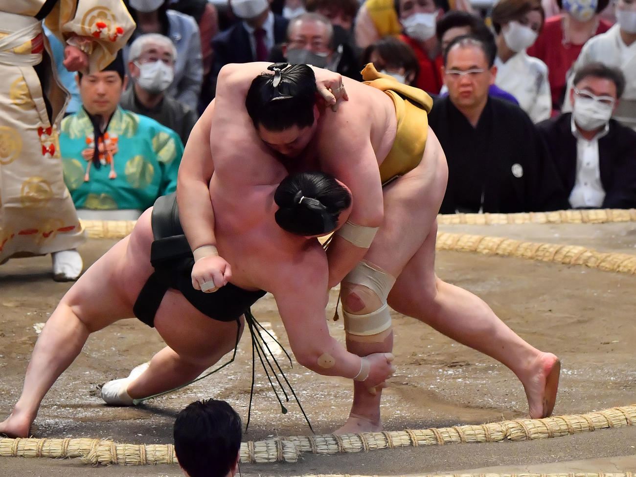 千代翔馬（左）をすくい投げで破る輝（撮影・和賀正仁）