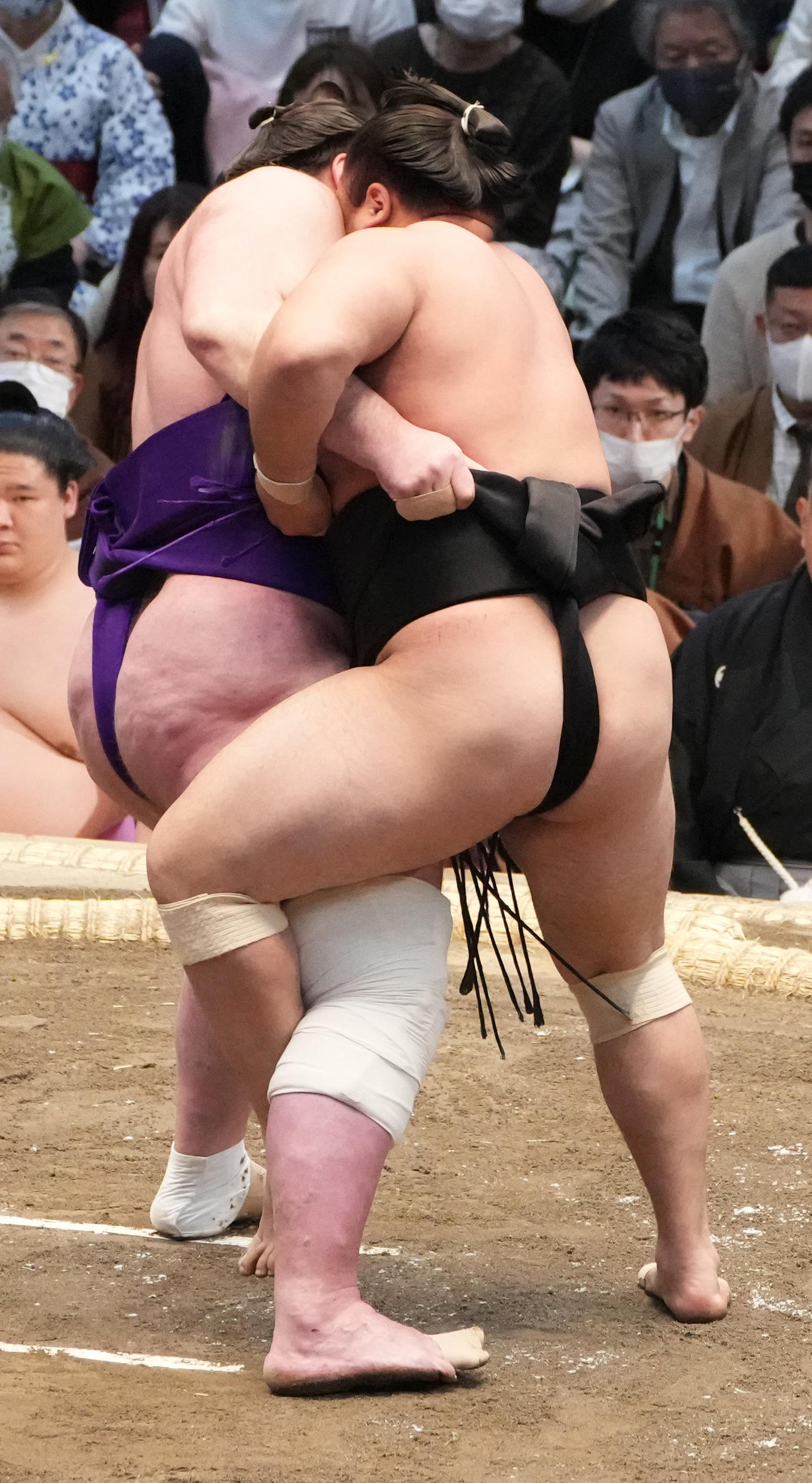 霧馬山（右）は外掛けで栃ノ心を破る（撮影・小沢裕）