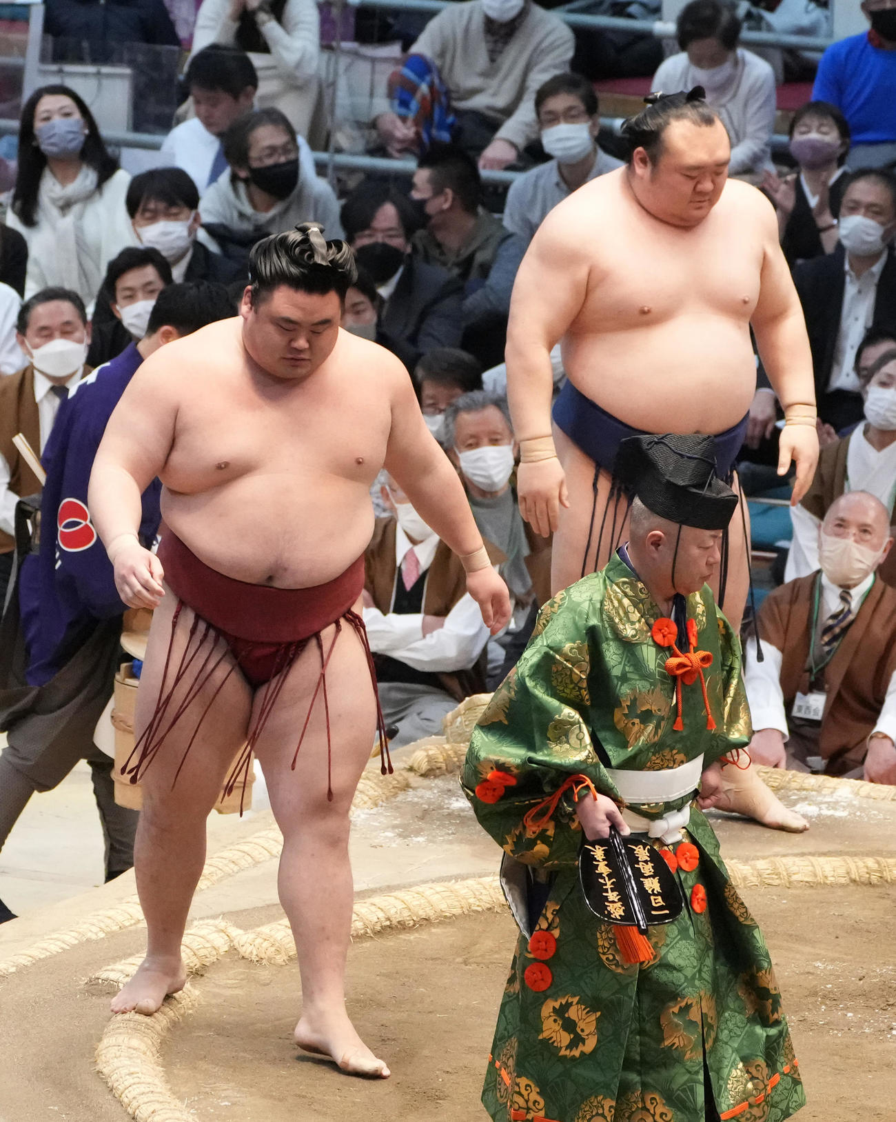 隆の勝（左）は宝富士を寄り切りで破る（撮影・小沢裕）