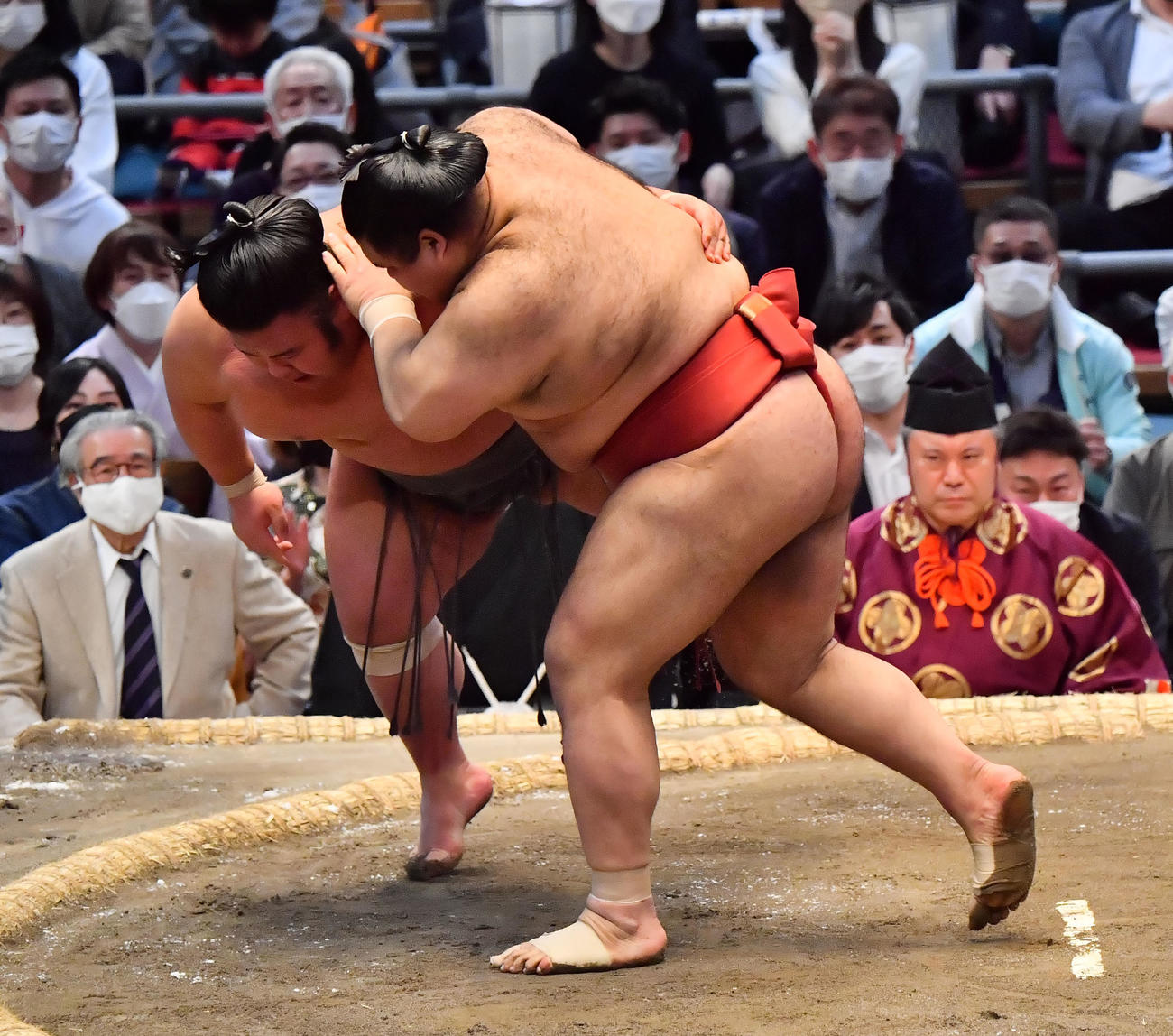 高安（右）は貴景勝を上手投げで破る（撮影・和賀正仁）