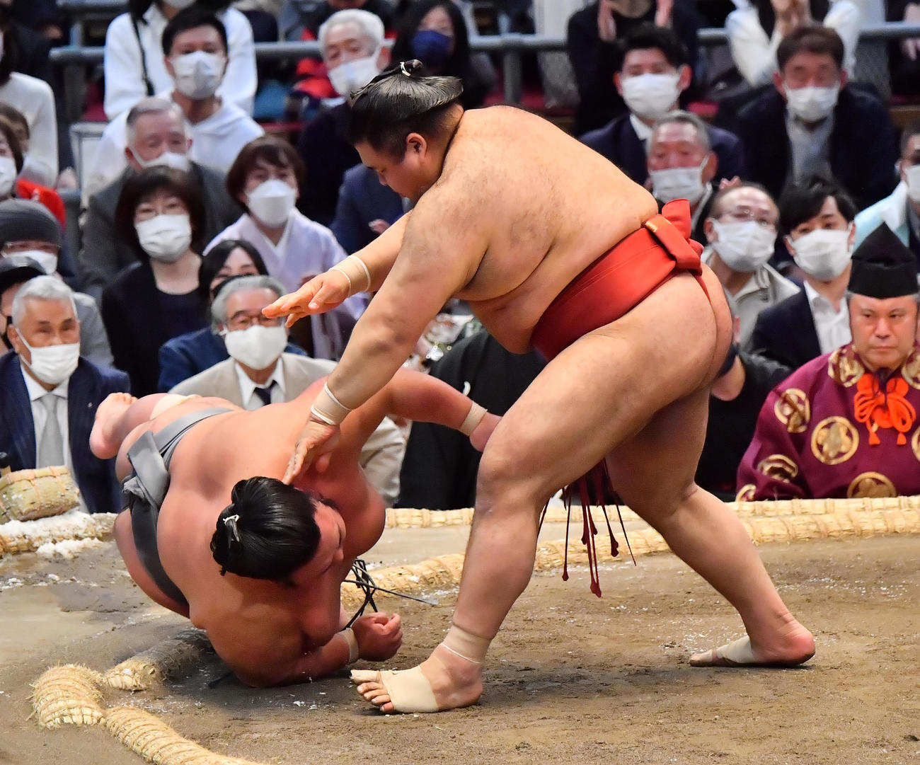 高安（右）は貴景勝を上手投げで破る（撮影・和賀正仁）