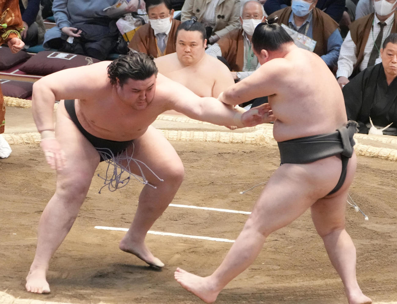 金峰山（左）は押し出しで千代の海を破り幕下優勝を決める（撮影・小沢裕）