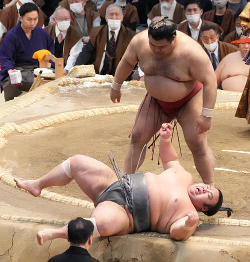 高安は貴景勝（下）を上手投げで破る（撮影・小沢裕）