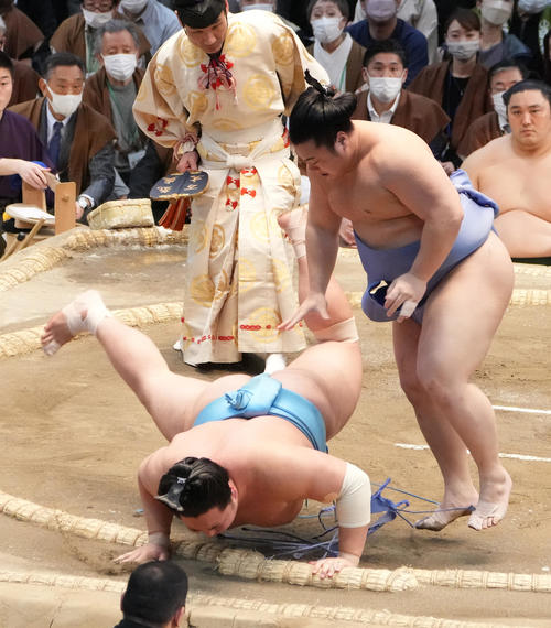 翔猿（右）は琴勝峰をすくい投げで破る（撮影・小沢裕）