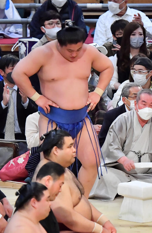 御嶽海（右）に寄り切りで敗れた若隆景、手前は高安（撮影・和賀正仁）