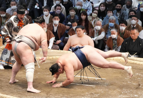 北勝富士（左）は玉鷲をはたき込みで破る（撮影・小沢裕）