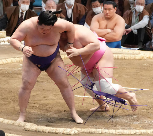 宇良（右）は明生を送り出しで破る（撮影・小沢裕）