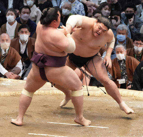 土俵際から一気に遠藤（左）を攻め込む阿炎（撮影・小沢裕）