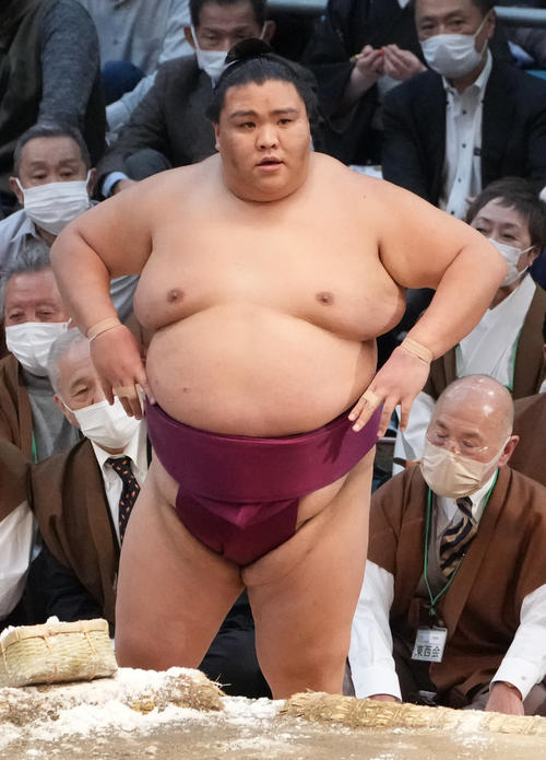 10勝目を挙げた御嶽海（撮影・小沢裕）