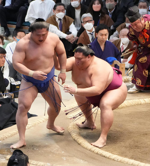 御嶽海は若隆景（左）を寄り切りで破る（撮影・小沢裕）