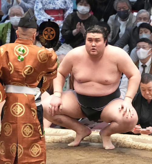 幕下優勝を決めた金峰山は勝ち名乗りを受ける（撮影・小沢裕）