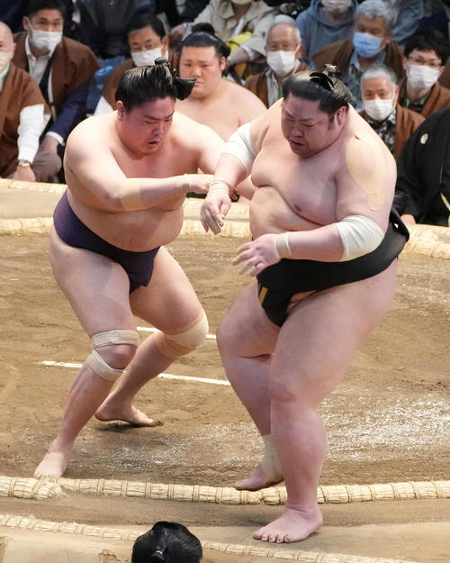 取り直しの一番で一山本（左）は剣翔を突き出しで破る（撮影・小沢裕）