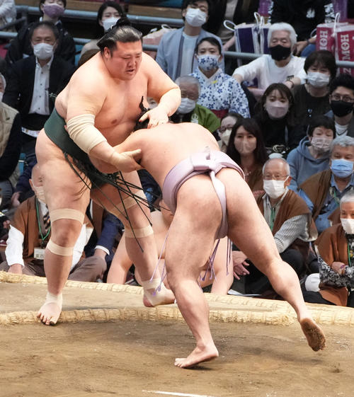 琴恵光（右）は豊山を押し出しで破る（撮影・小沢裕）