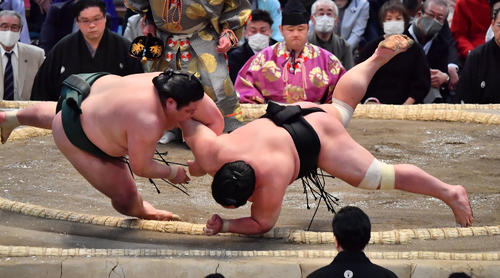 錦木（左）が小手投げで妙義龍を破る（撮影・和賀正仁）