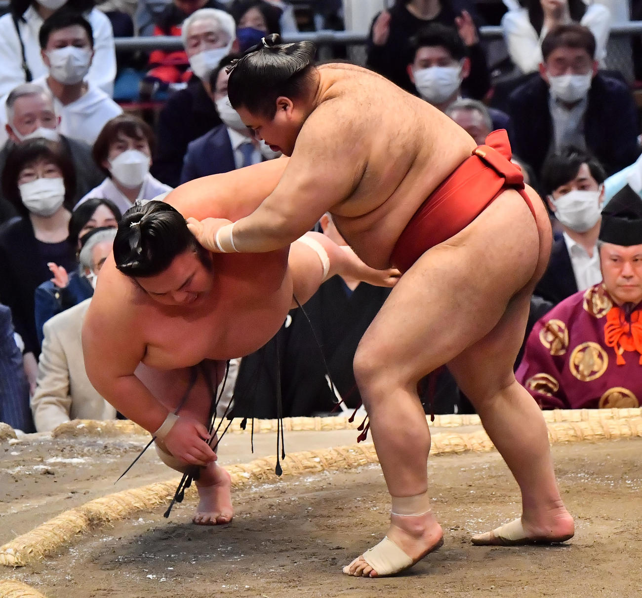 高安（右）は貴景勝を上手投げで破る（撮影・和賀正仁）