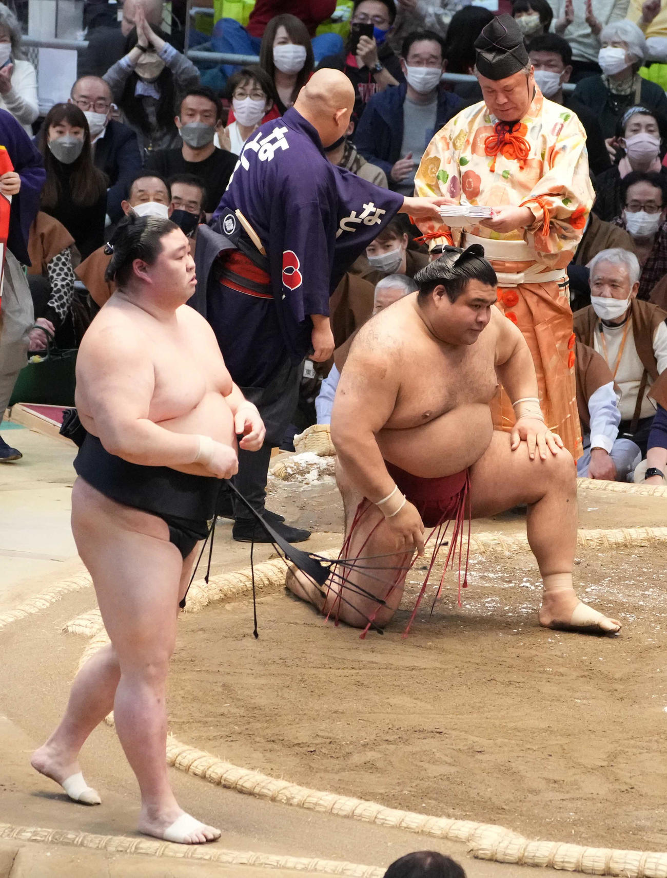 正代（左）にすくい投げで敗れた高安（撮影・小沢裕）