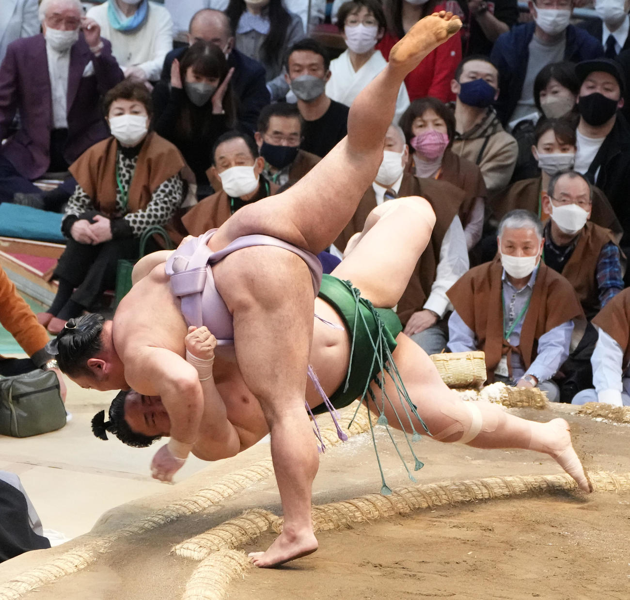 琴恵光は佐田の海（下）をすくい投げで破る（撮影・小沢裕）