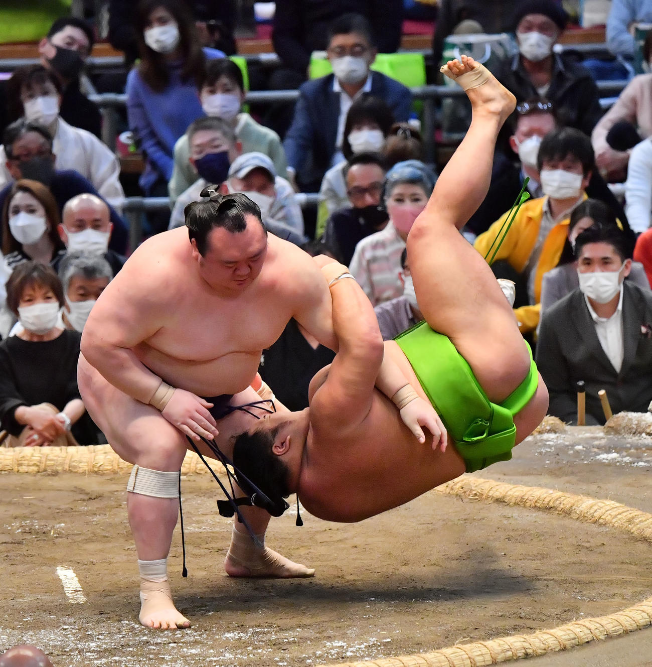 宝富士（左）が掬い投げで天空海を破る（撮影・和賀正仁）