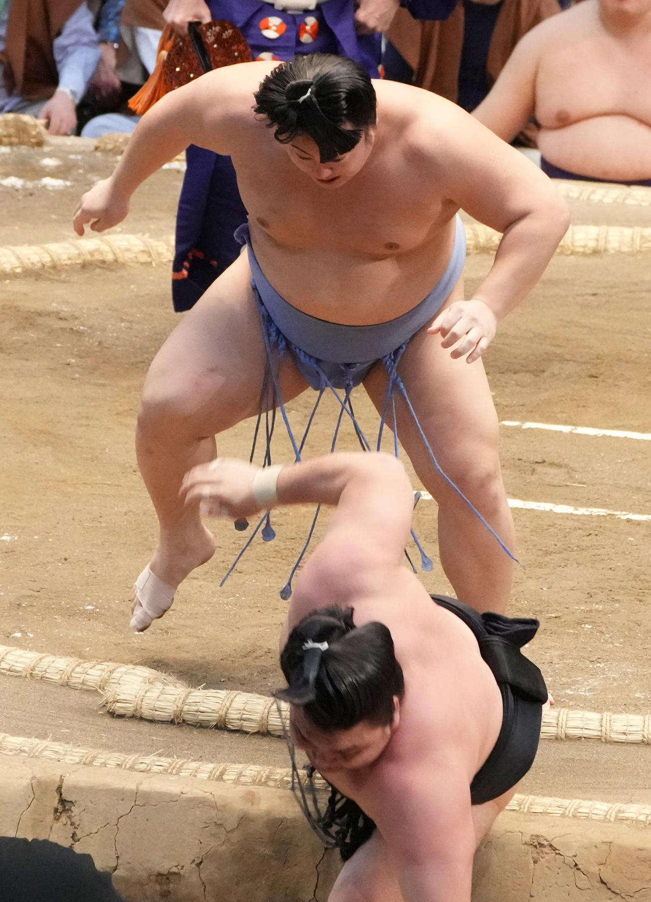 翔猿は霧馬山（下）を押し倒しで破る（撮影・小沢裕）