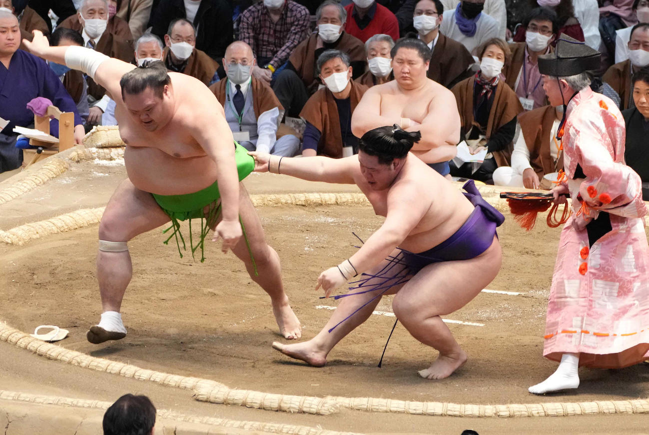 千代丸（左）は押し倒しで明生を破る。右は行司の木村晃之助（撮影・小沢裕）