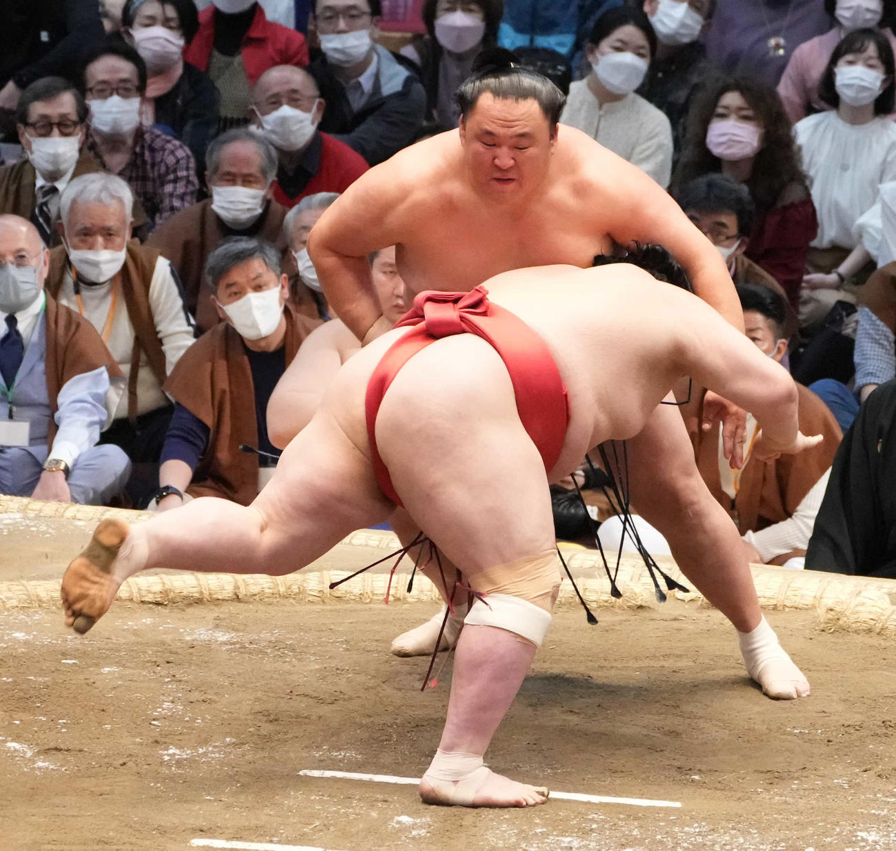 玉鷲は阿武咲（手前）をはたき込みで破る（撮影・小沢裕）