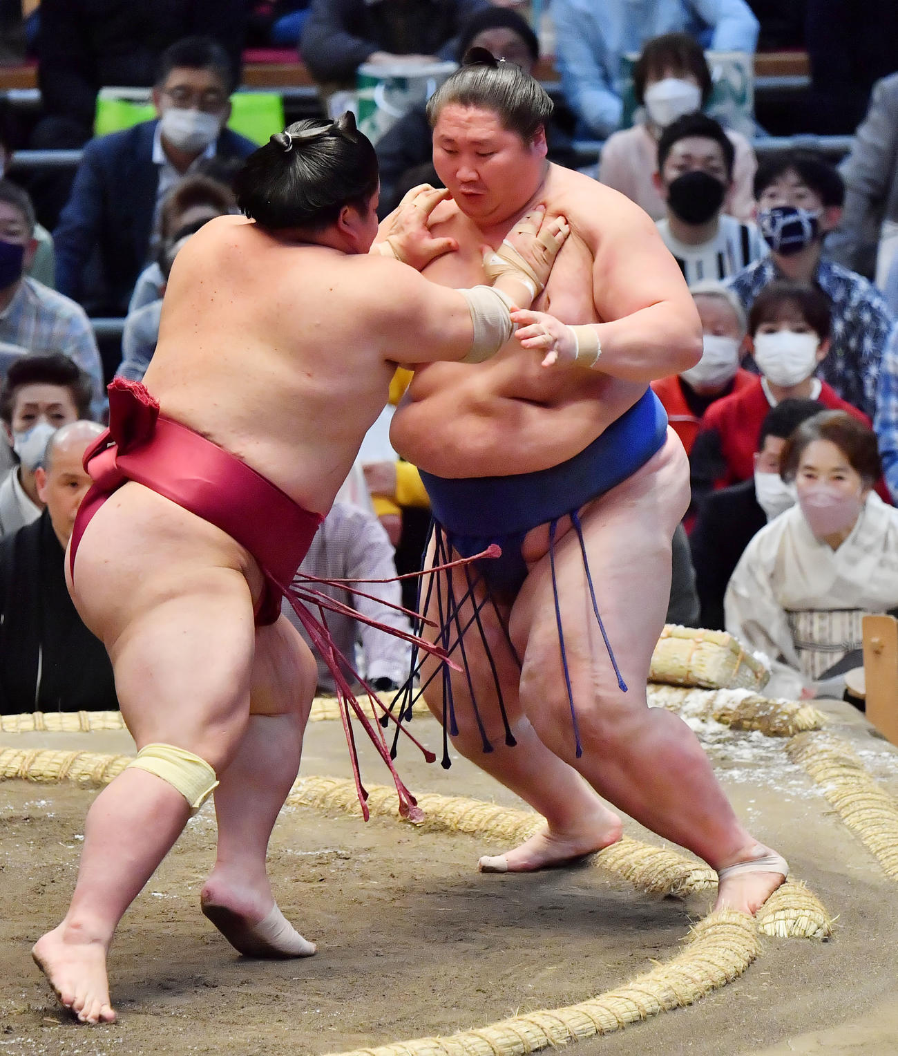 大栄翔（左）が突き出しで逸ノ城を破る（撮影・和賀正仁）