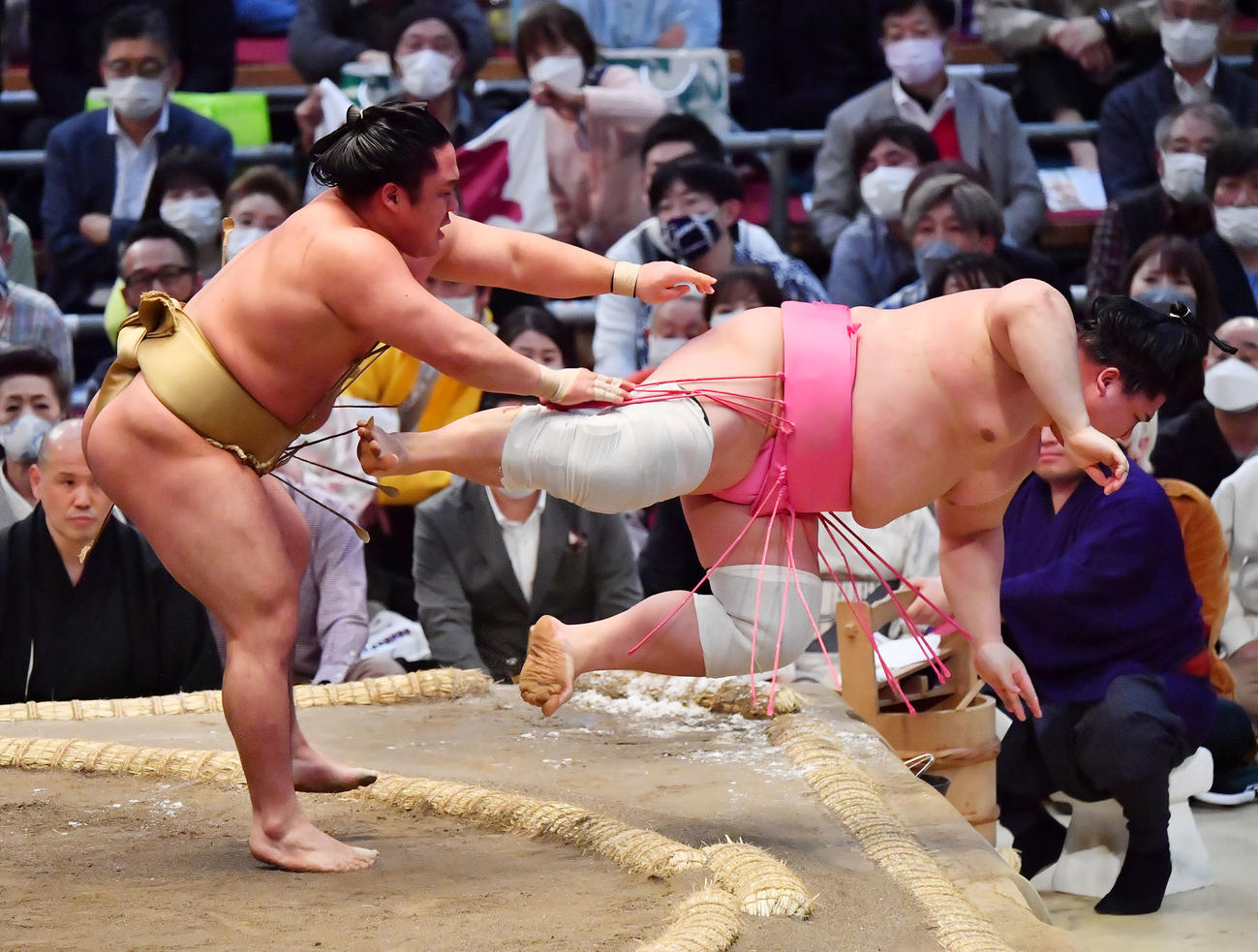 石浦（左）は送り倒しで宇良を破る（撮影・和賀正仁）
