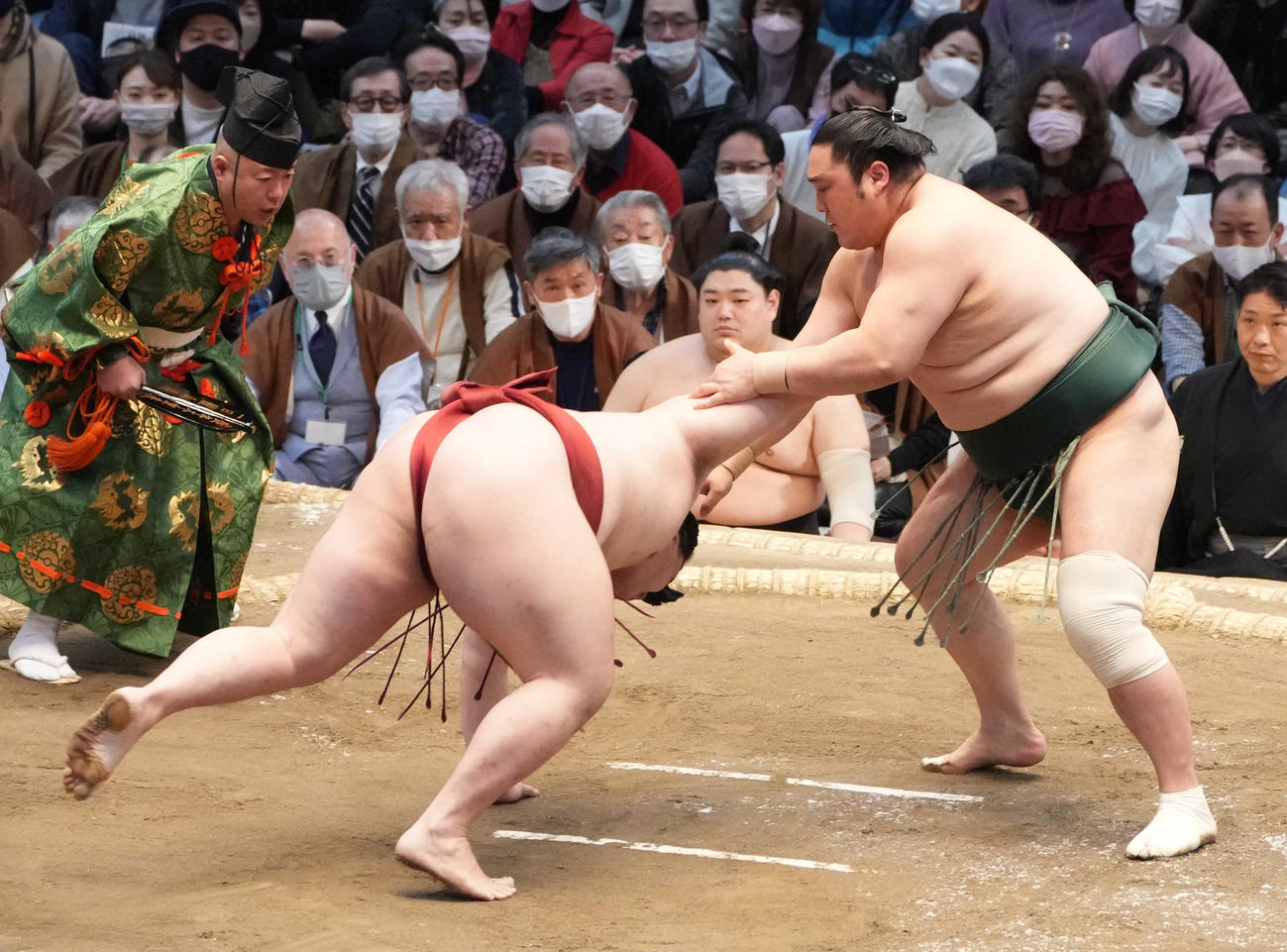 隠岐の海（右）は隆の勝を肩透かしで破る（撮影・小沢裕）