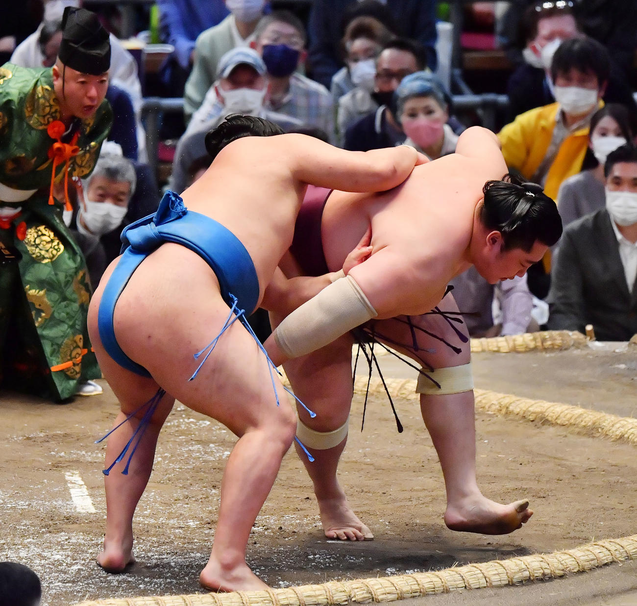 遠藤（右）を叩き込みで破る豊昇龍（撮影・和賀正仁）