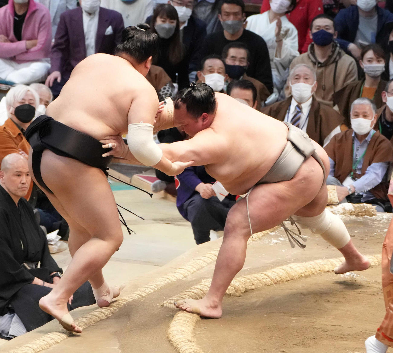 北勝富士（右）は阿炎を押し出しで破る（撮影・小沢裕）