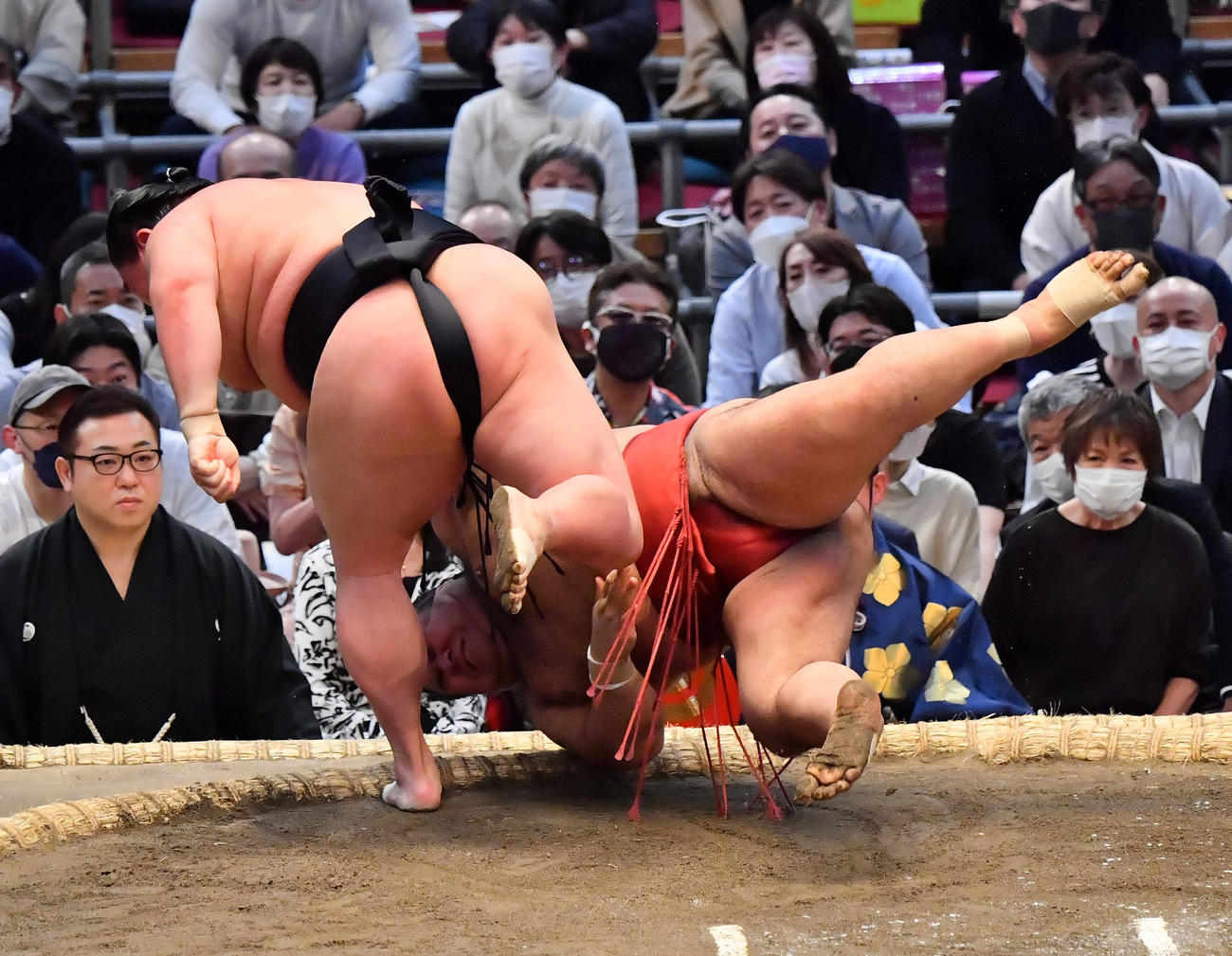 正代（左）は掬い投げで高安を破る（撮影・和賀正仁）