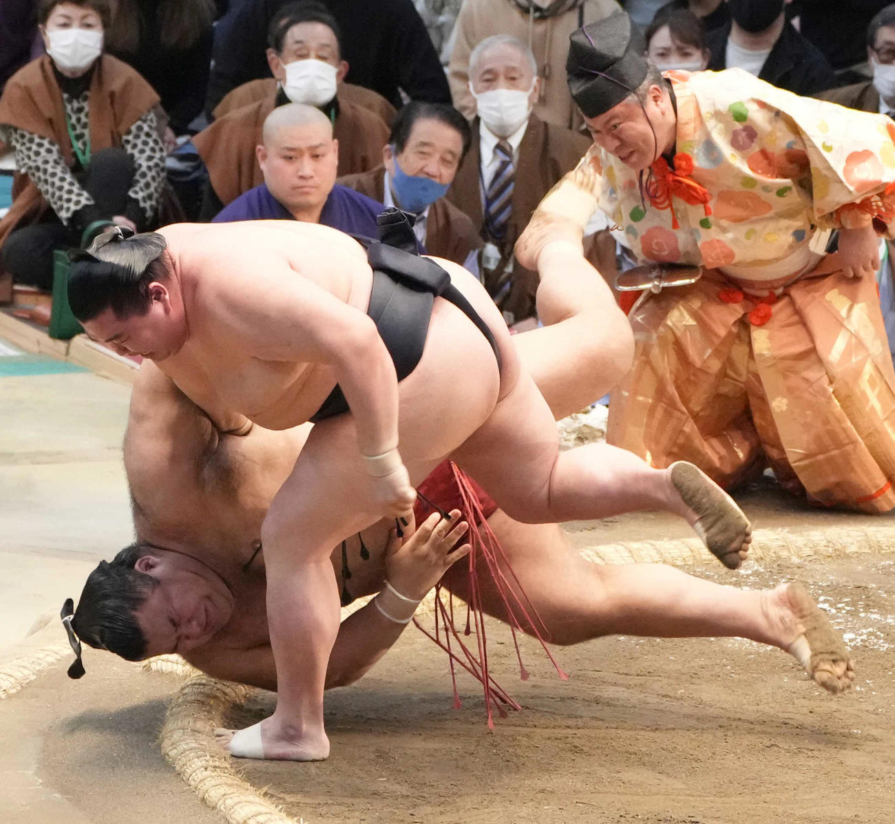 正代（手前）はすくい投げで高安を破る（撮影・小沢裕）