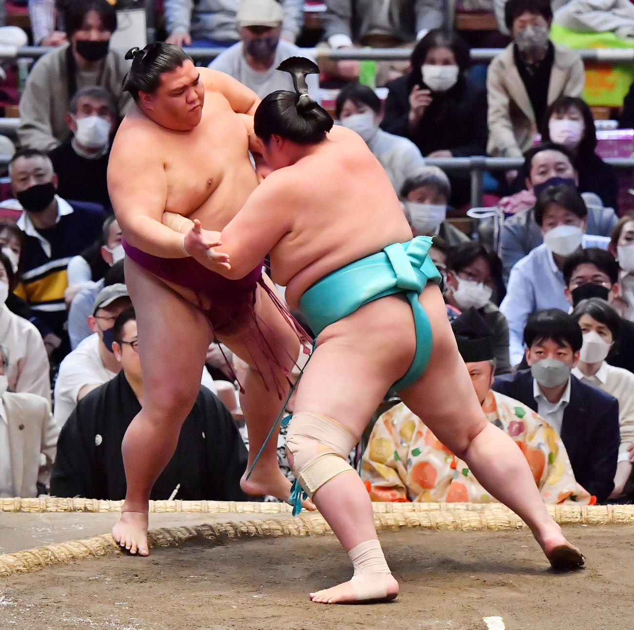 琴ノ若（右）は御嶽海を押し出しで破る（撮影・和賀正仁）