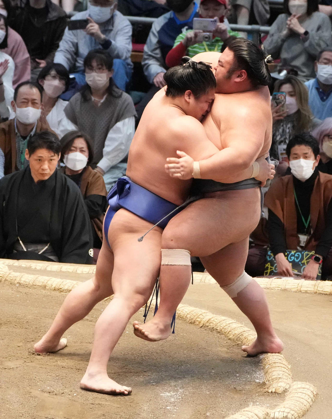 若隆景（左）は貴景勝を寄り切りで破る（撮影・小沢裕）