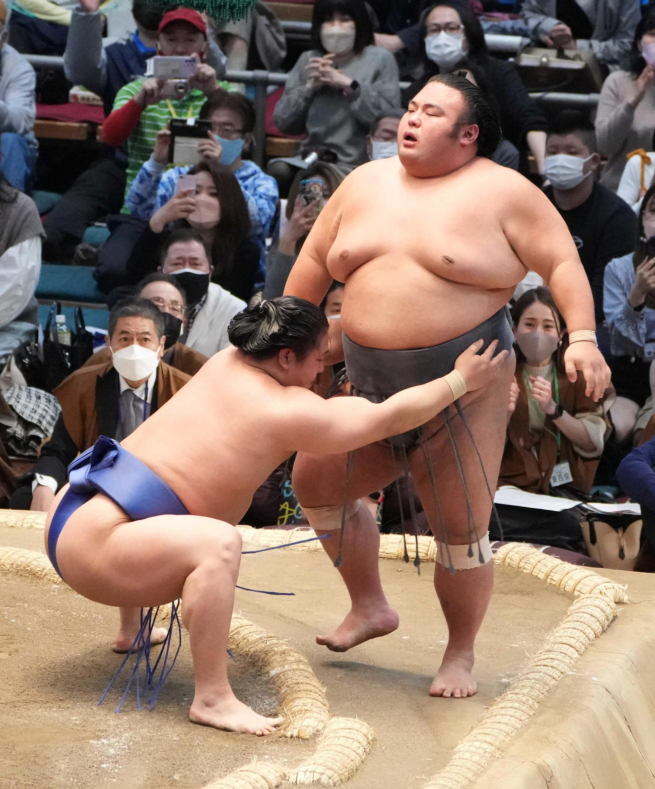 若隆景（左）は貴景勝を寄り切りで破る（撮影・小沢裕）