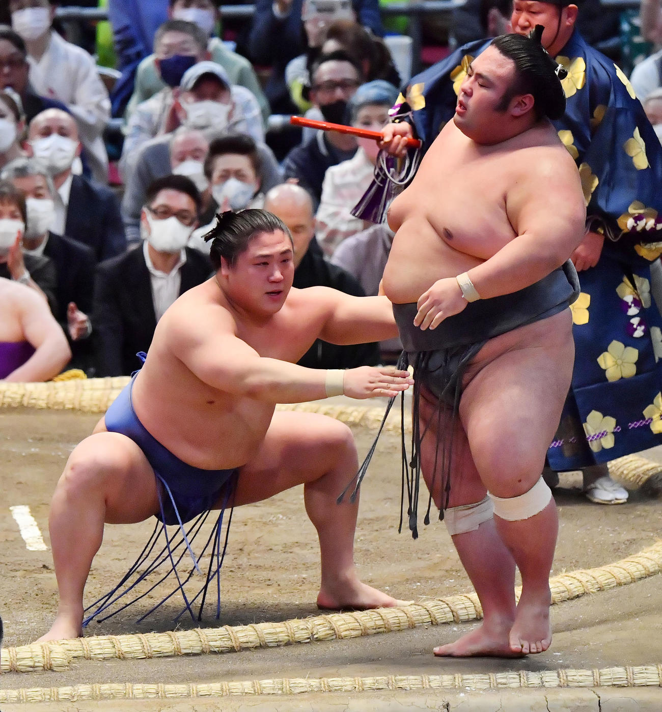 若隆景（左）は貴景勝を寄り切りで破る（撮影・和賀正仁）