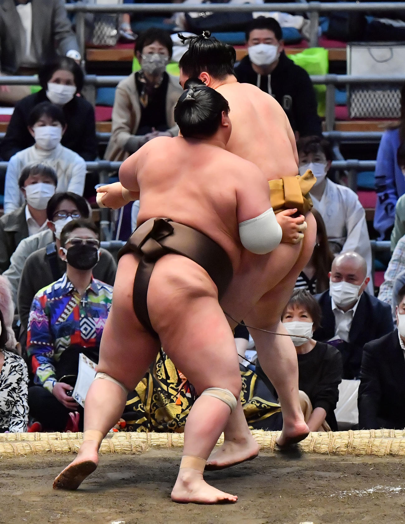 輝（右）を押し出しで破る英乃海（撮影・和賀正仁）