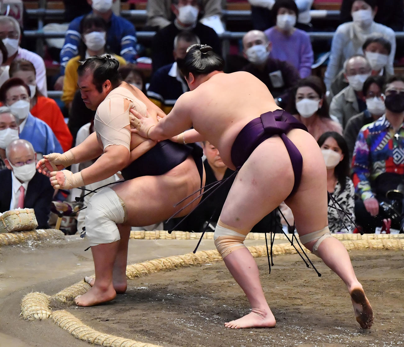 一山本（右）は千代の国を送り出しで破る（撮影・和賀正仁）（撮影・和賀正仁）