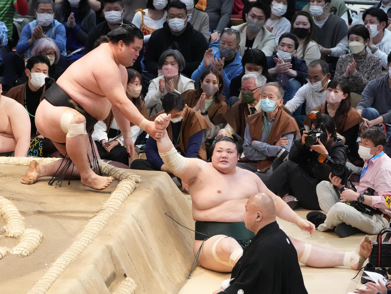 妙義龍（左）は豊山を押し倒しで破る（撮影・小沢裕）