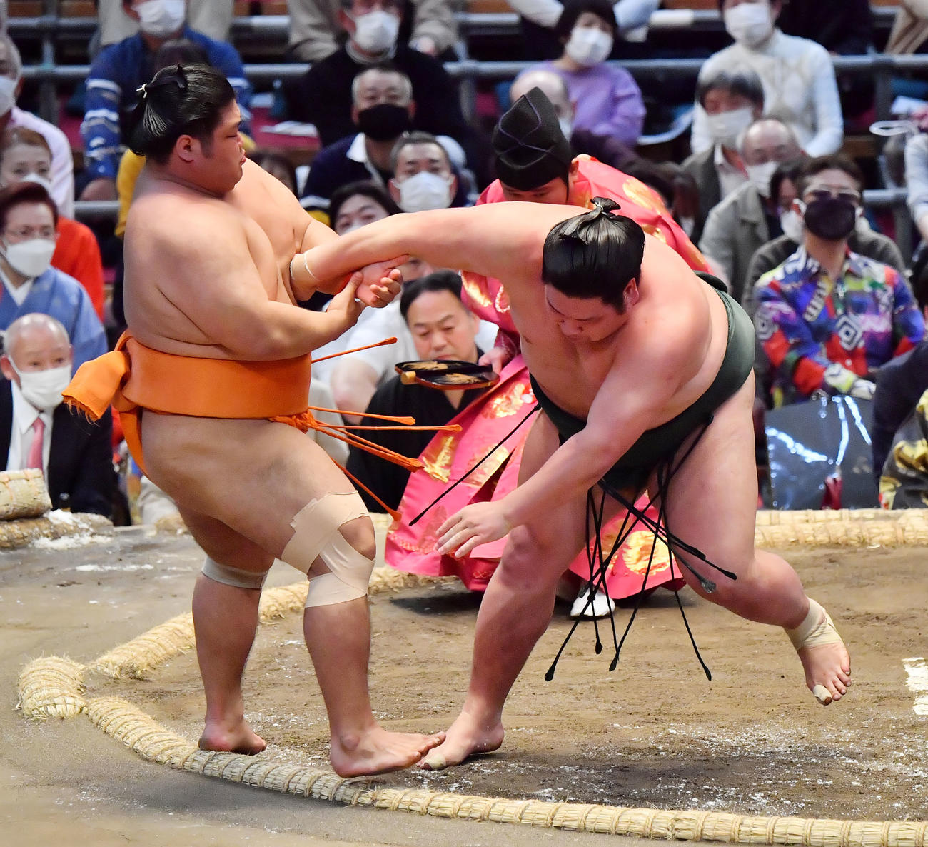 志摩ノ海（左）を押し出しで破る錦木（撮影・和賀正仁）