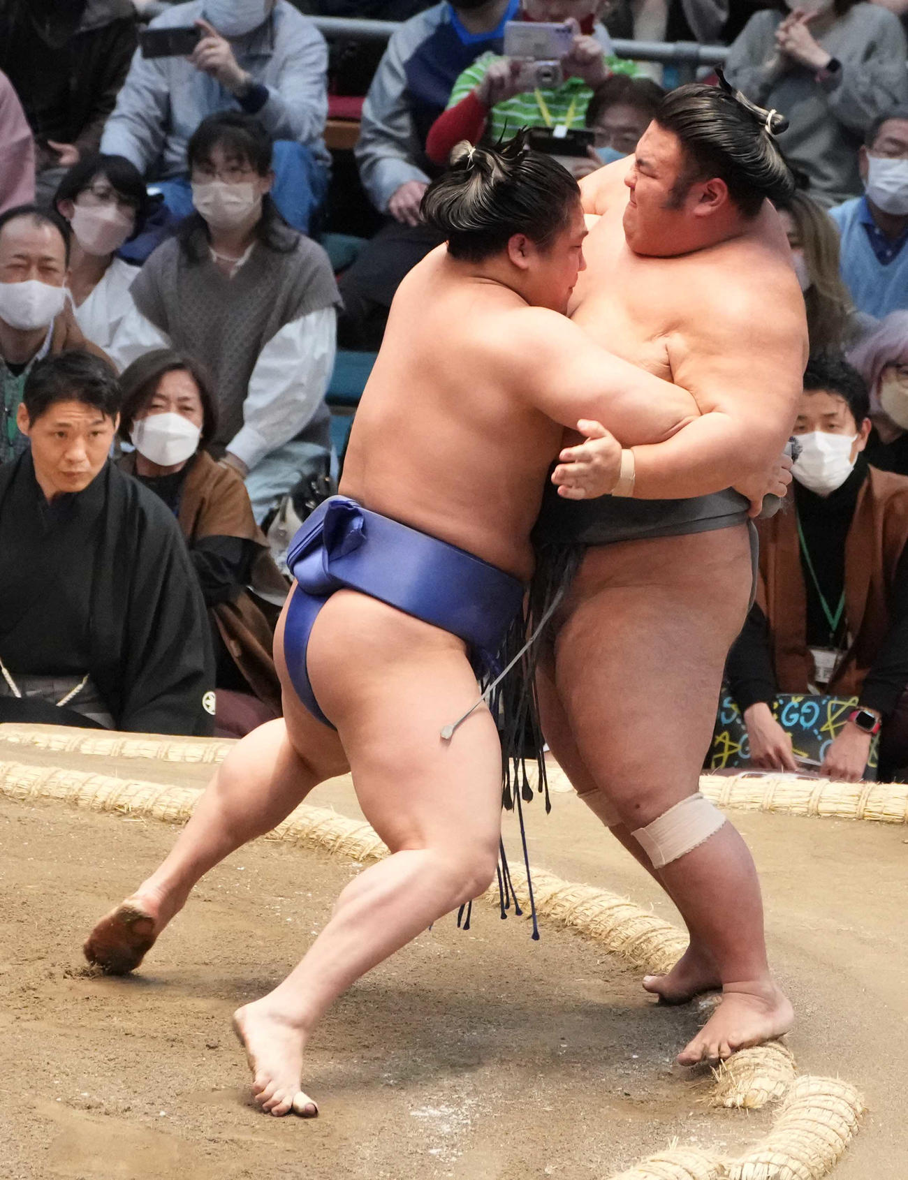 若隆景（左）は貴景勝を寄り切りで破る（撮影・小沢裕）