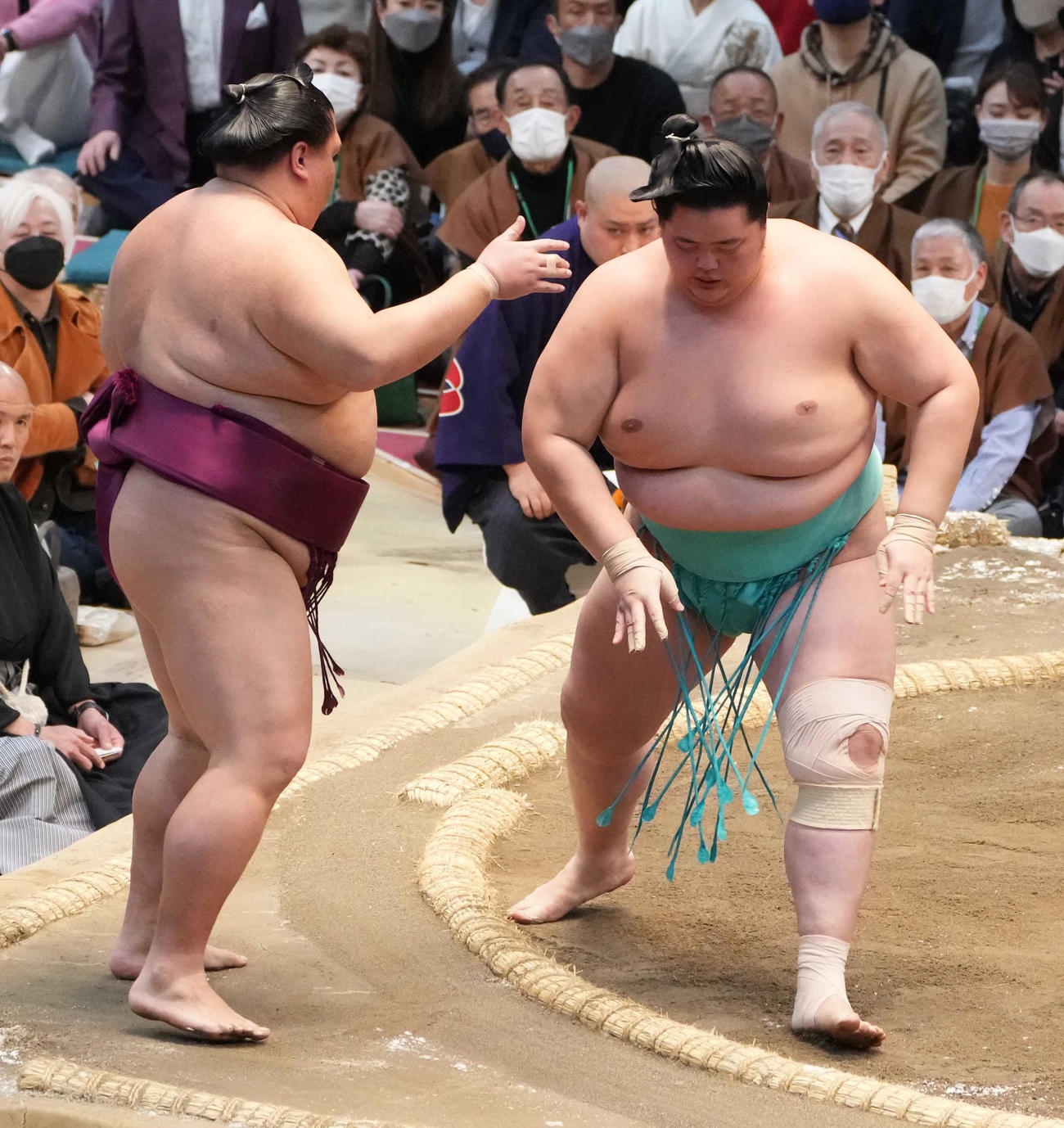 琴ノ若（右）は御嶽海を押し出しで破る（撮影・小沢裕）