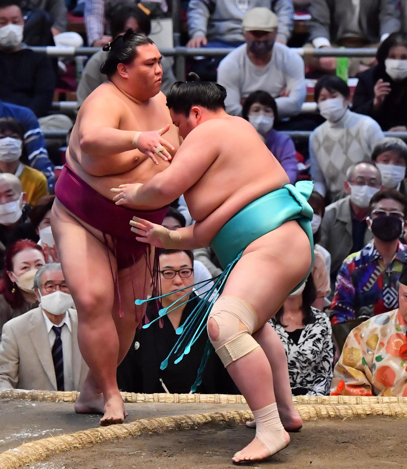 琴ノ若（右）は御嶽海を押し出しで破る（撮影・和賀正仁）
