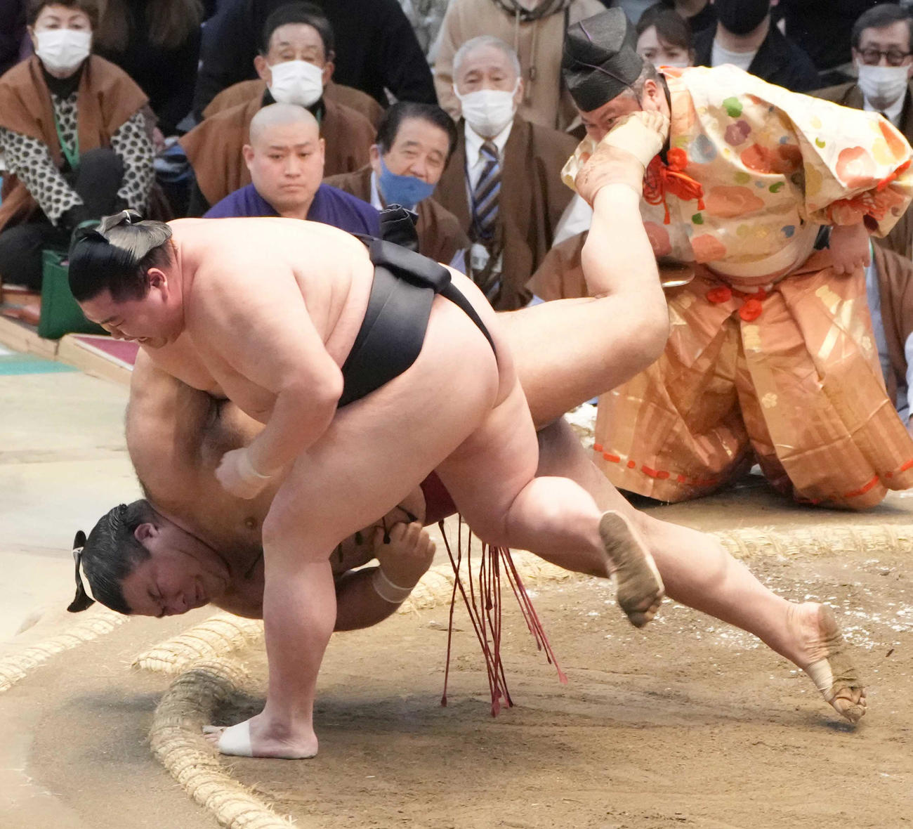 正代（手前）にすくい投げで敗れる高安（撮影・小沢裕）