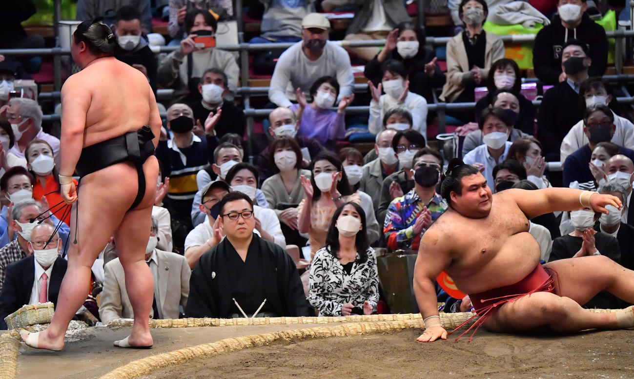 正代（左）は掬い投げで高安を破る（撮影・和賀正仁）