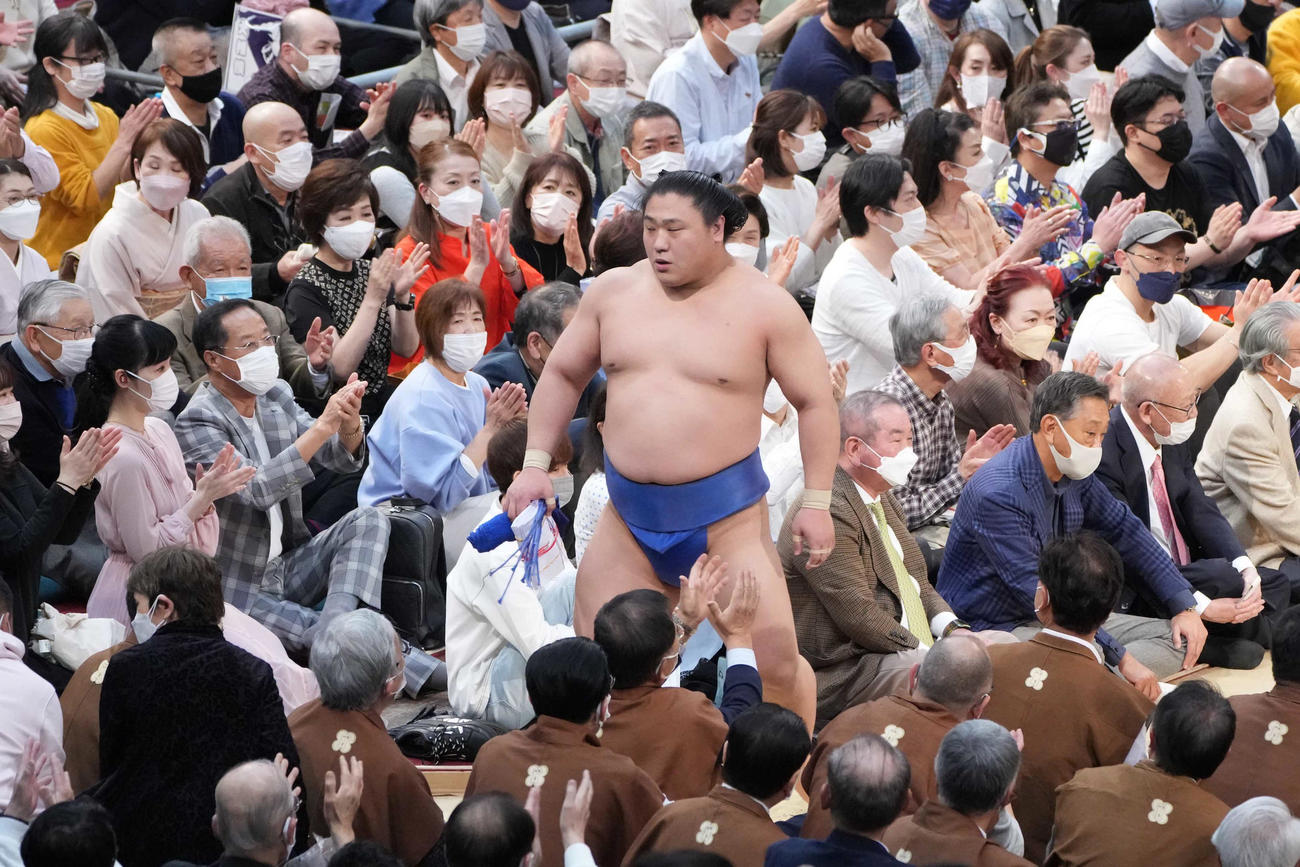 観客の拍手を受けながら花道を引き揚げる若隆景（撮影・小沢裕）