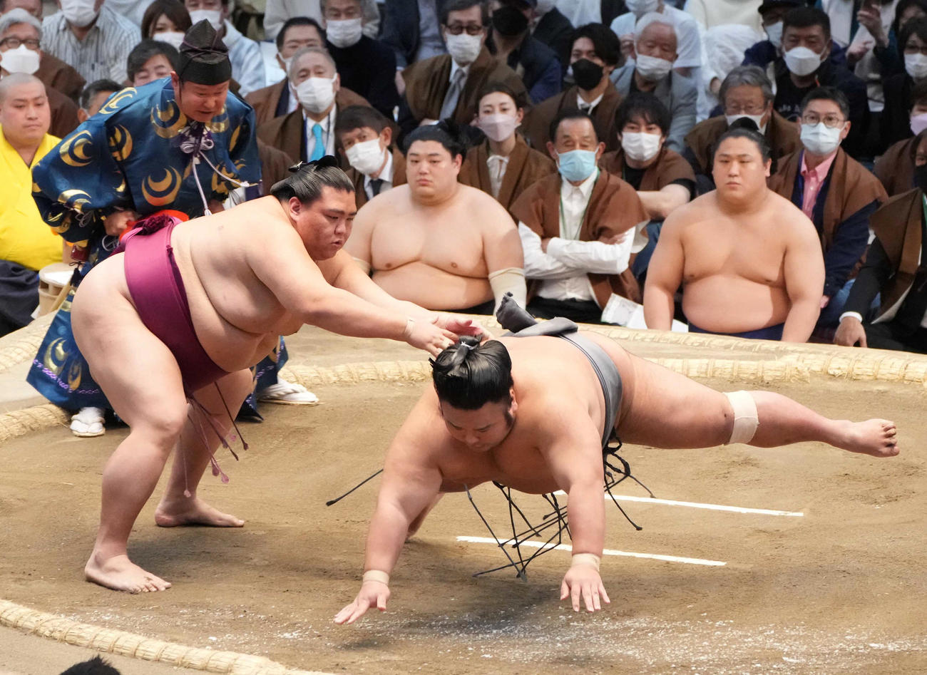 御嶽海（左）は貴景勝を上手出し投げで破る（撮影・小沢裕）