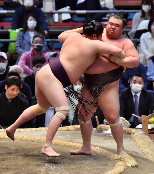 英乃海（右）を寄り切りで破る一山本（撮影・和賀正仁）
