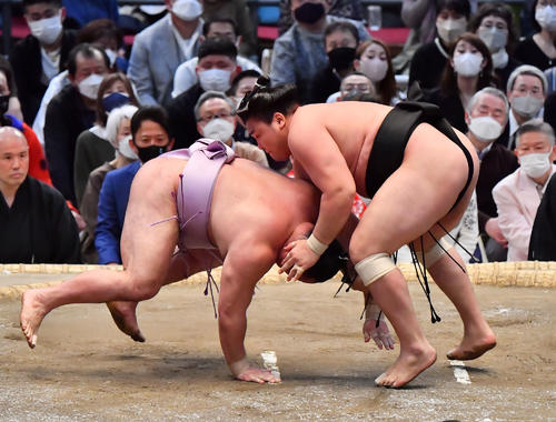 霧馬山（右）は小手投げで琴恵光を破る（撮影・和賀正仁）