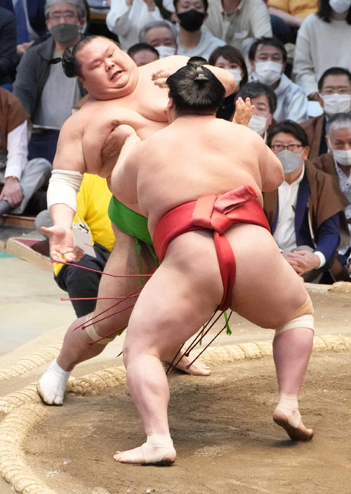 阿武咲（右）は千代丸を押し出しで破る（撮影・小沢裕）
